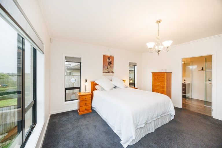 Photo of property in 7 Vaucluse Heights, Fitzherbert, Palmerston North, 4410