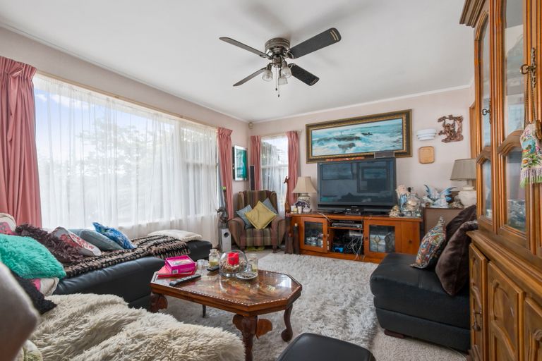 Photo of property in 10 Kaumatua Place, Te Atatu Peninsula, Auckland, 0610
