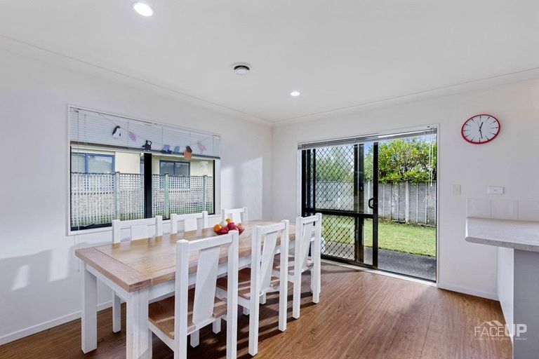 Photo of property in 6g Clearwater Cove, West Harbour, Auckland, 0618