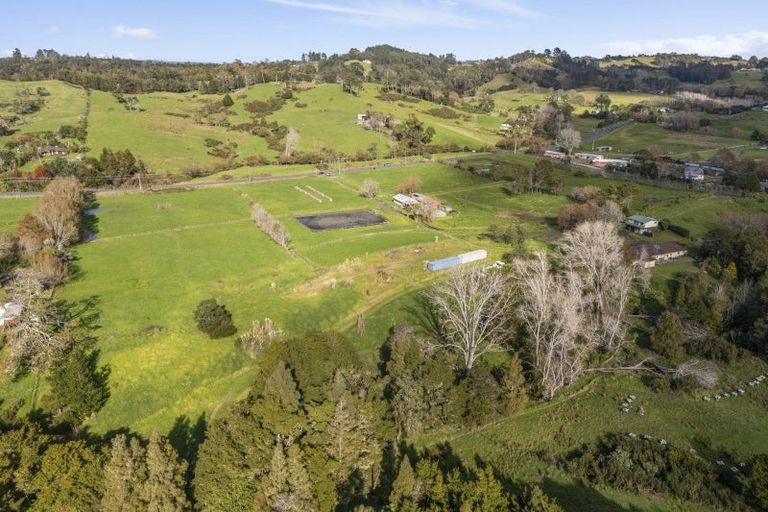 Photo of property in 320 Pine Valley Road, Dairy Flat, 0992