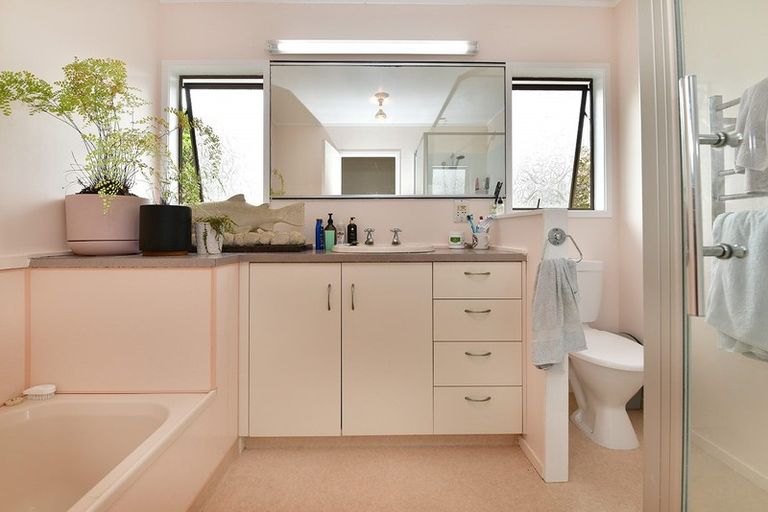 Photo of property in 30 Hand Road, Helensville, 0800