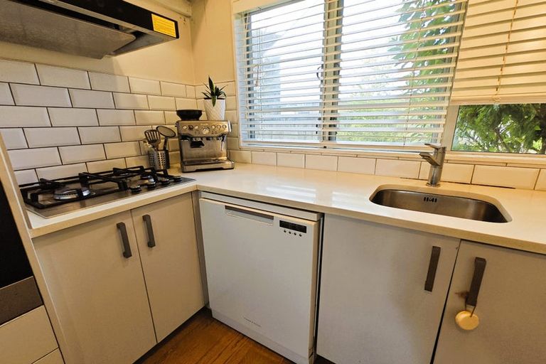 Photo of property in 98 Oaktree Avenue, Browns Bay, Auckland, 0630