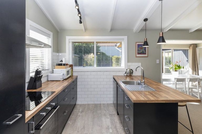 Photo of property in 4 Swindells Road, Waikuku Beach, 7473