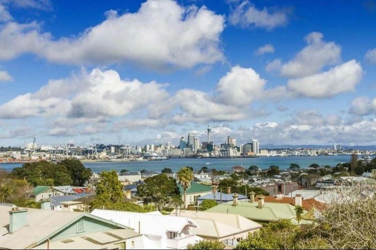 Photo of property in 15 Kerr Street, Devonport, Auckland, 0624