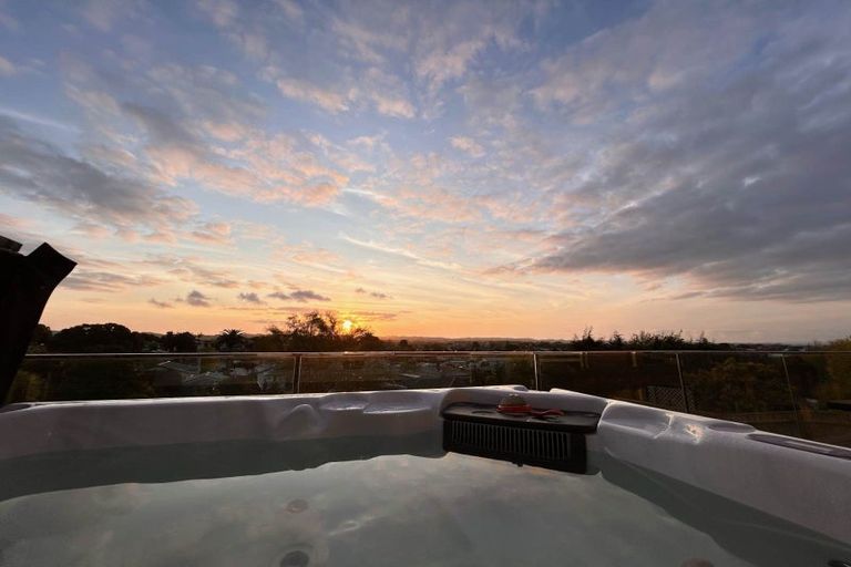 Photo of property in 17 Bella Villa Drive, Waiuku, 2123