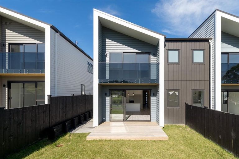 Photo of property in 8 Paparahi Place, Wainui, 0992