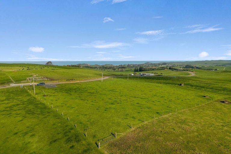 Photo of property in 177 Rehutai Road, Baylys Beach, 0377