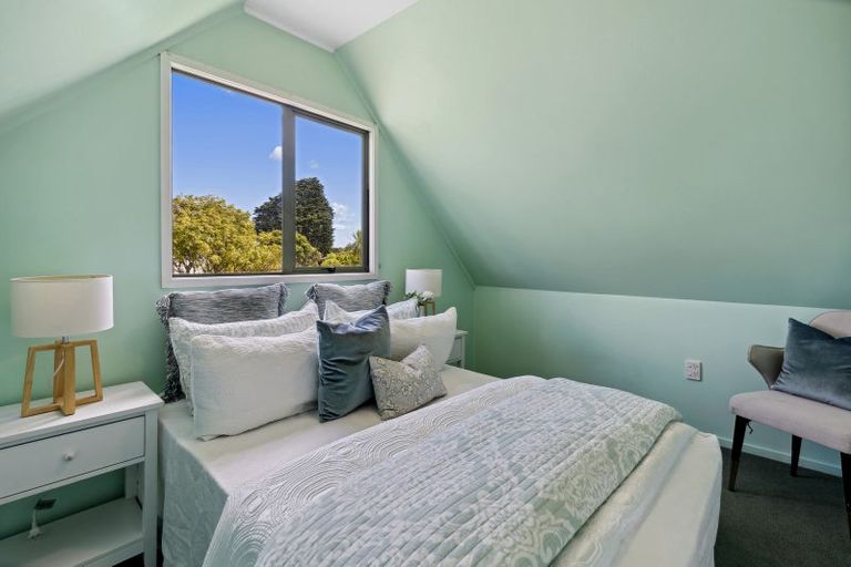 Photo of property in 19 Caspian Close, New Lynn, Auckland, 0600