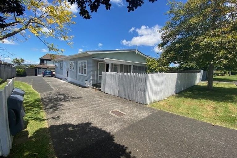 Photo of property in 1/10 Knights Road, Rothesay Bay, Auckland, 0630