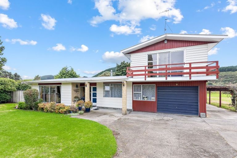 Photo of property in 96 Amohia Street, Paraparaumu, 5032