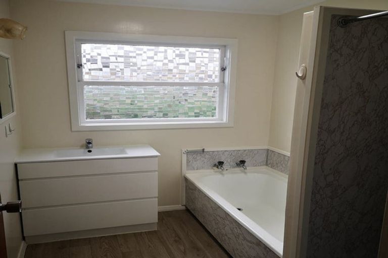 Photo of property in 2 Fyvie Avenue, Tawa, Wellington, 5028