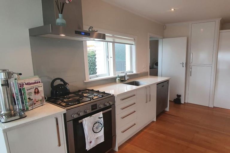 Photo of property in 6 Yeovil Road, Te Atatu Peninsula, Auckland, 0610
