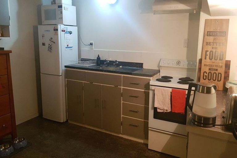 Photo of property in 2a Coniston Avenue, Te Atatu South, Auckland, 0610