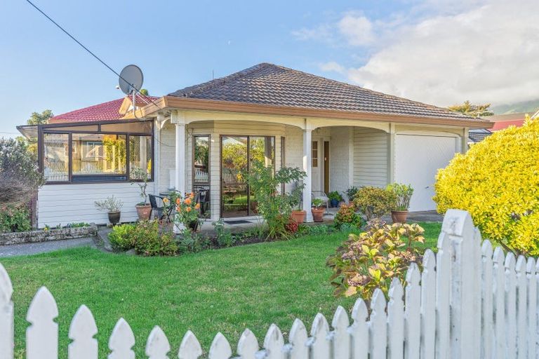 Photo of property in 51 Ngaio Road, Waikanae, 5036