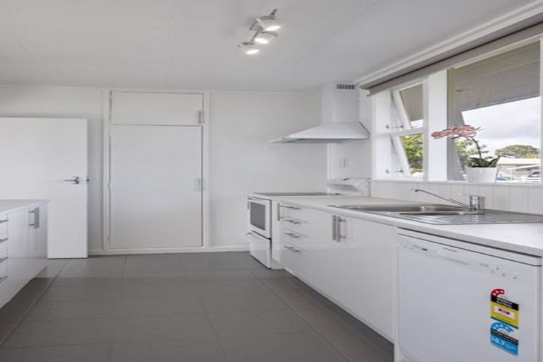 Photo of property in 6 Calgher Avenue, Waitara, 4320