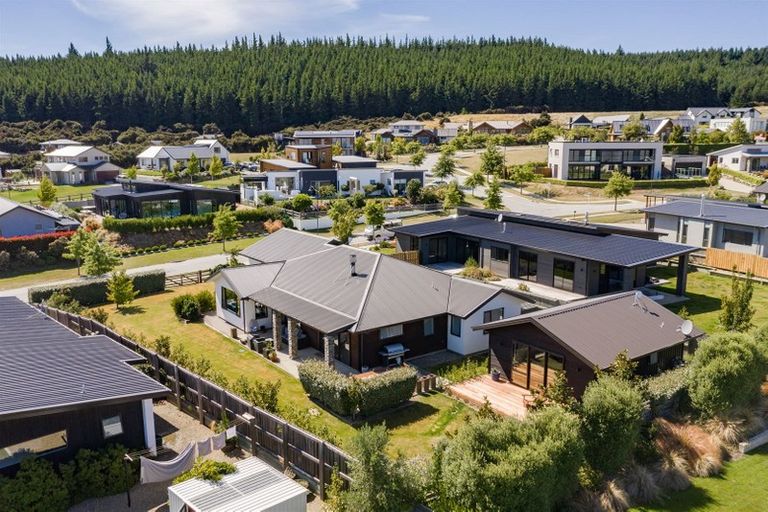 Photo of property in 11 Centre Crescent, Wanaka, 9305