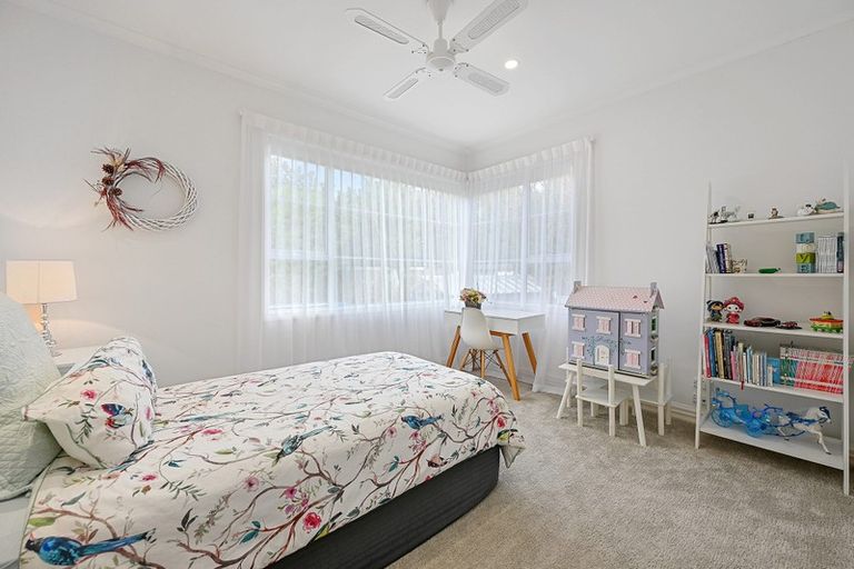 Photo of property in 27 Almond Grove, Greenhithe, Auckland, 0632