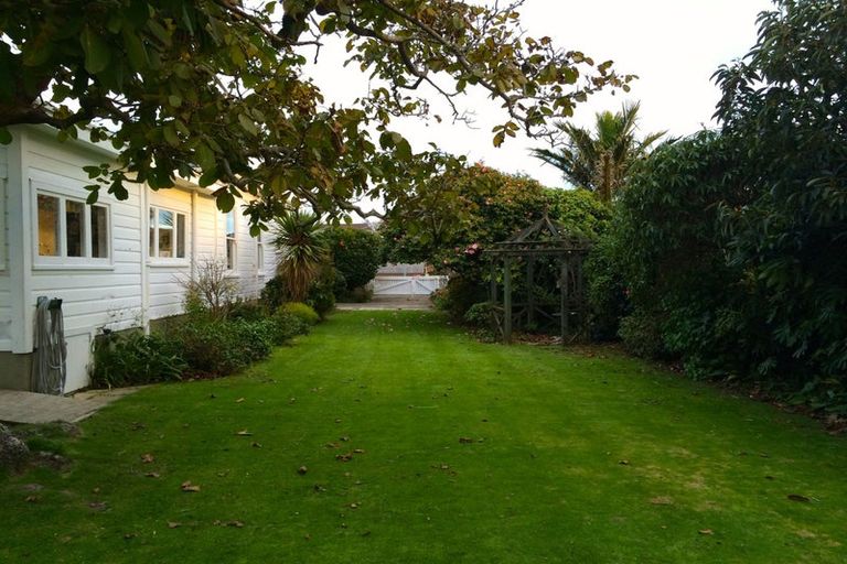 Photo of property in 17 Nikau Grove, Woburn, Lower Hutt, 5010