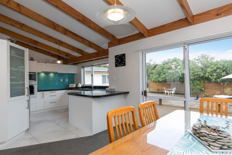 Photo of property in 102 Boord Crescent, Kumeu, 0891