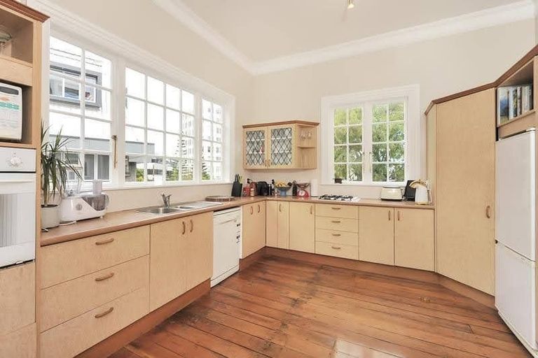 Photo of property in 23 Portland Crescent, Thorndon, Wellington, 6011