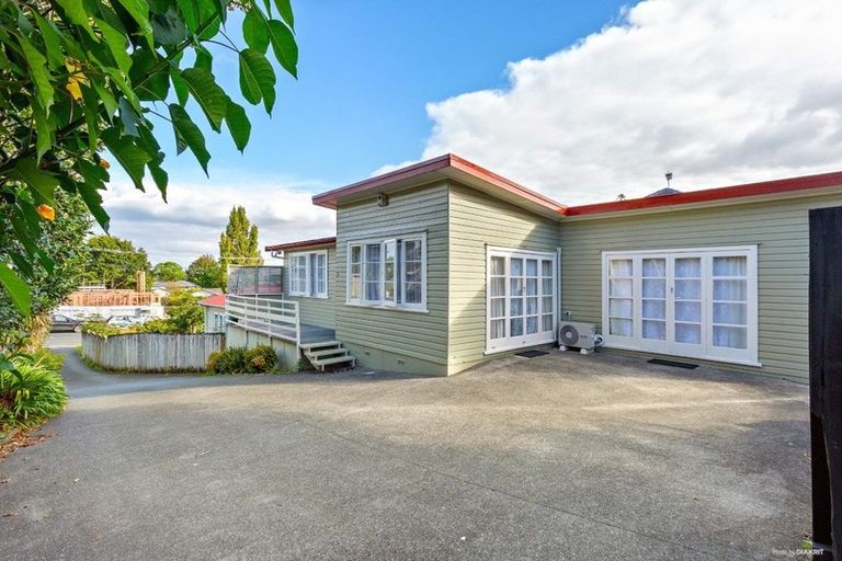 Photo of property in 1/64 Hogans Road, Glenfield, Auckland, 0629