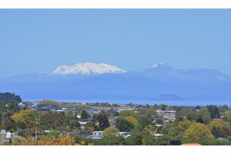 Photo of property in 2/77 Harvey Street, Waipahihi, Taupo, 3330