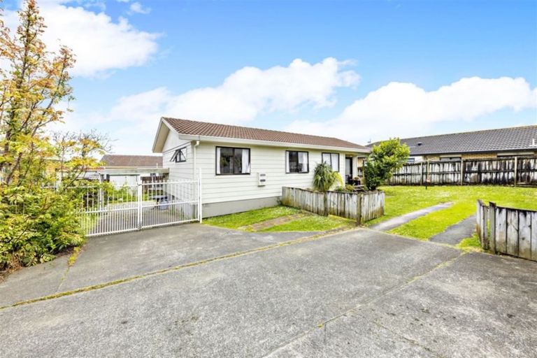 Photo of property in 2/11 Etherton Drive, Weymouth, Auckland, 2103
