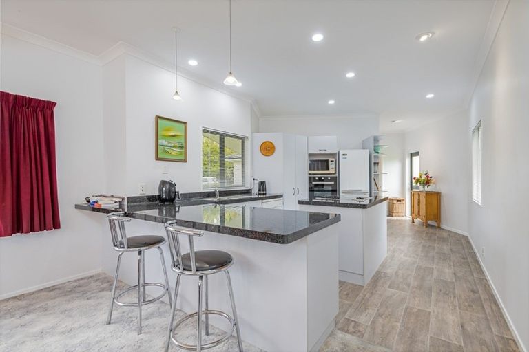 Photo of property in 10 Tui Glen Drive, Levin, 5571