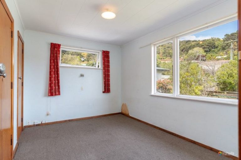 Photo of property in 15 James Grove, Stokes Valley, Lower Hutt, 5019