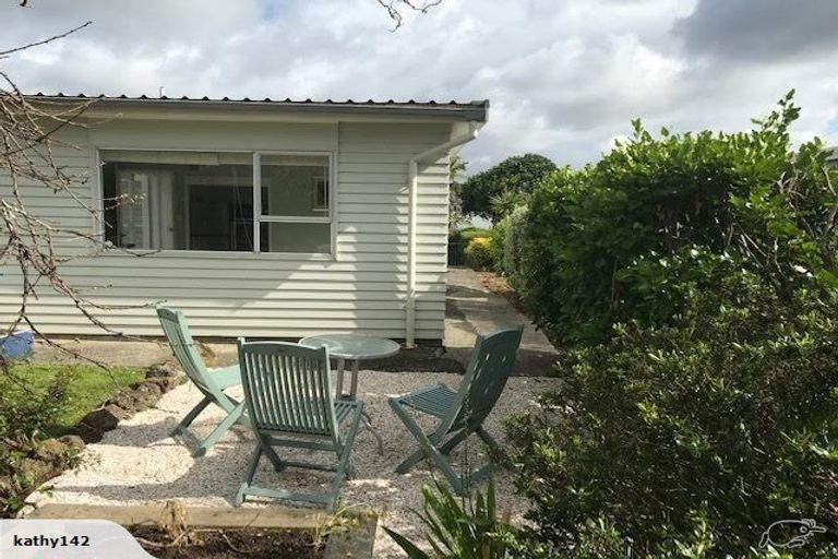 Photo of property in 69 Kiwi Esplanade, Mangere Bridge, Auckland, 2022
