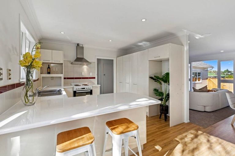 Photo of property in 2/9 Merton Avenue, Glenfield, Auckland, 0627