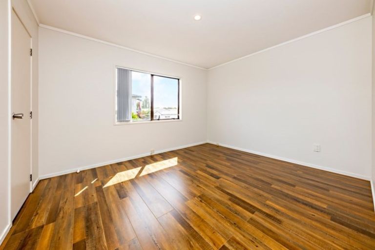 Photo of property in 71 Etherton Drive, Weymouth, Auckland, 2103