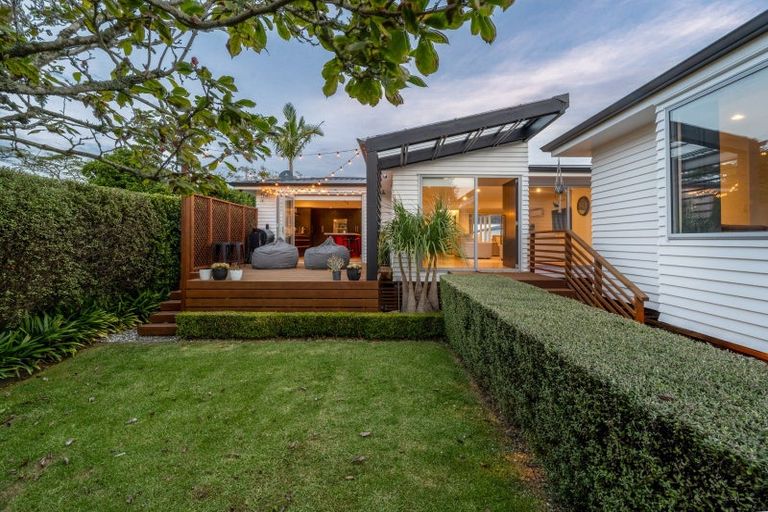 Photo of property in 9 Shelly Beach Parade, Cockle Bay, Auckland, 2014