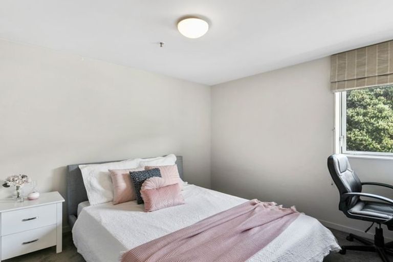Photo of property in Montreaux Apartments, 2a/164 The Terrace, Wellington Central, Wellington, 6011