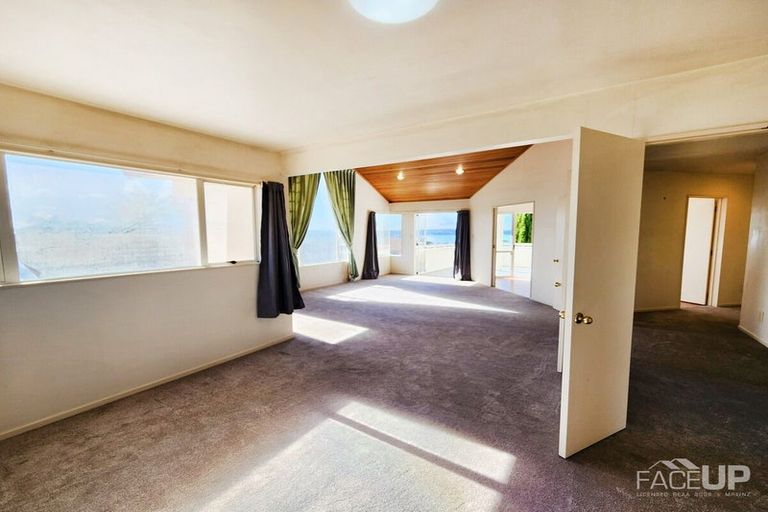 Photo of property in 20 Whiting Grove, West Harbour, Auckland, 0618