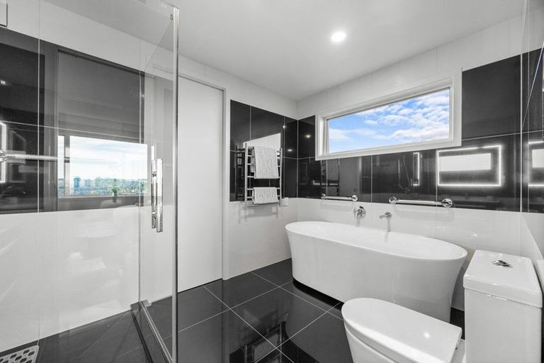 Photo of property in 4b Hilton Close, Fairview Heights, Auckland, 0632