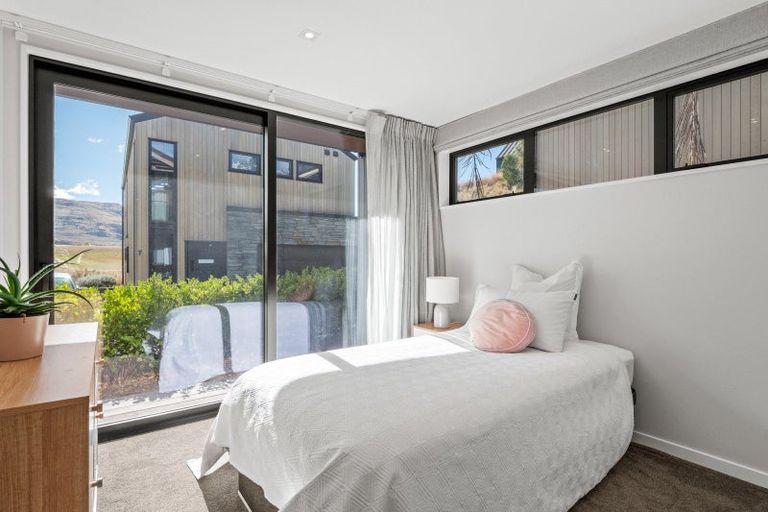 Photo of property in 2 Eichardt Place, Jacks Point, 9371