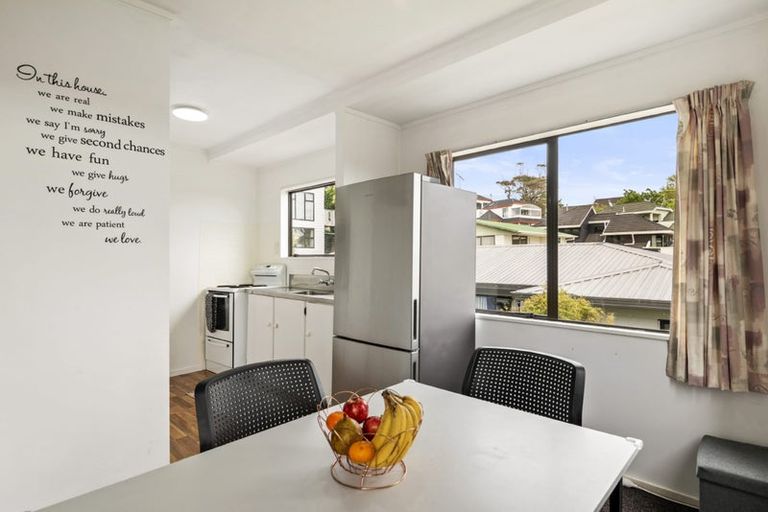 Photo of property in 2/148 Sunset Road, Unsworth Heights, Auckland, 0632