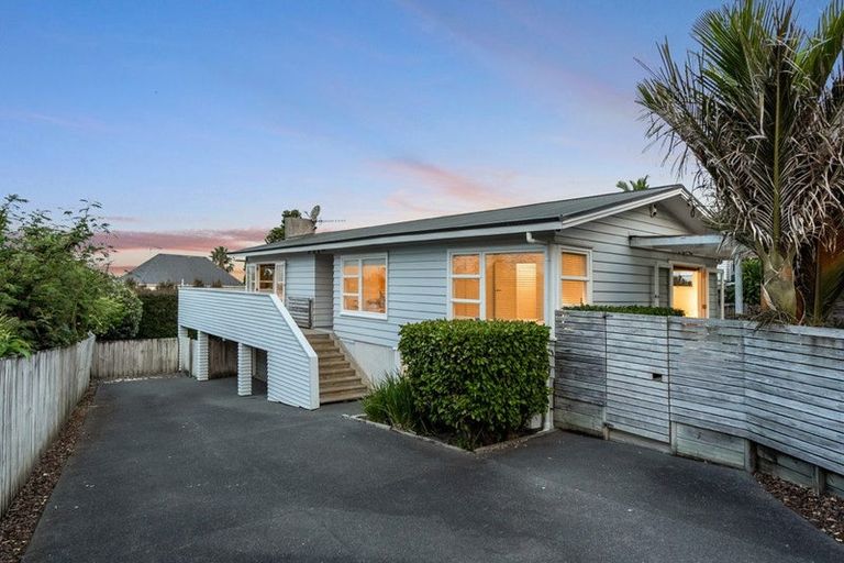 Photo of property in 11 Woodside Avenue, Northcote, Auckland, 0627