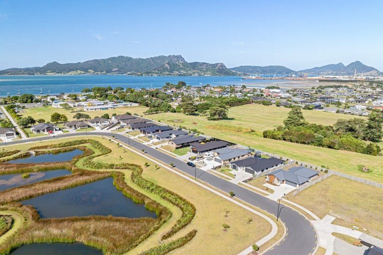 Photo of property in 77 Kaurinui Crescent, One Tree Point, 0118