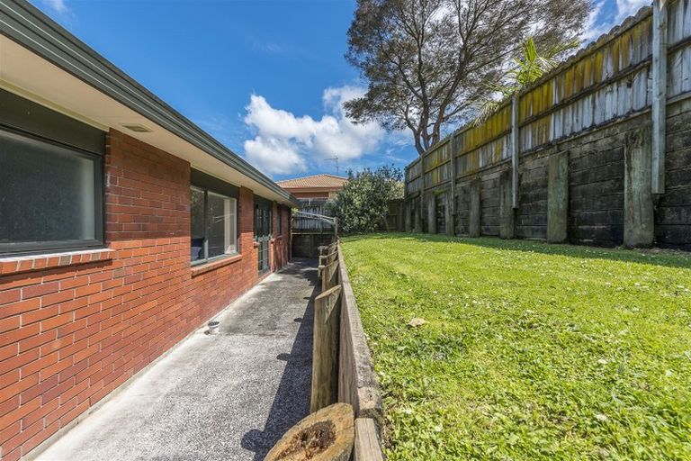 Photo of property in 30 Ginders Drive, Massey, Auckland, 0614