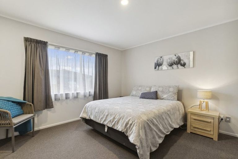 Photo of property in 15 Hocken Place, Mangere Bridge, Auckland, 2022