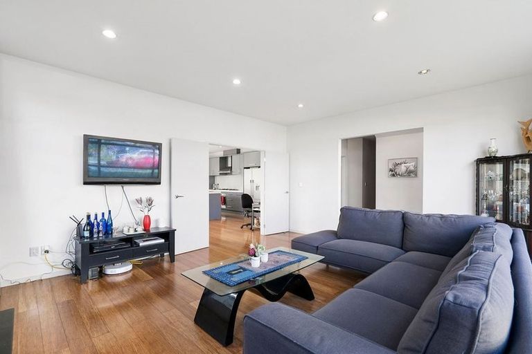 Photo of property in 1 Melmore Place, Pinehill, Auckland, 0632