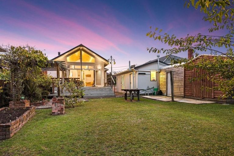 Photo of property in 16 Tiki Street, New Lynn, Auckland, 0600