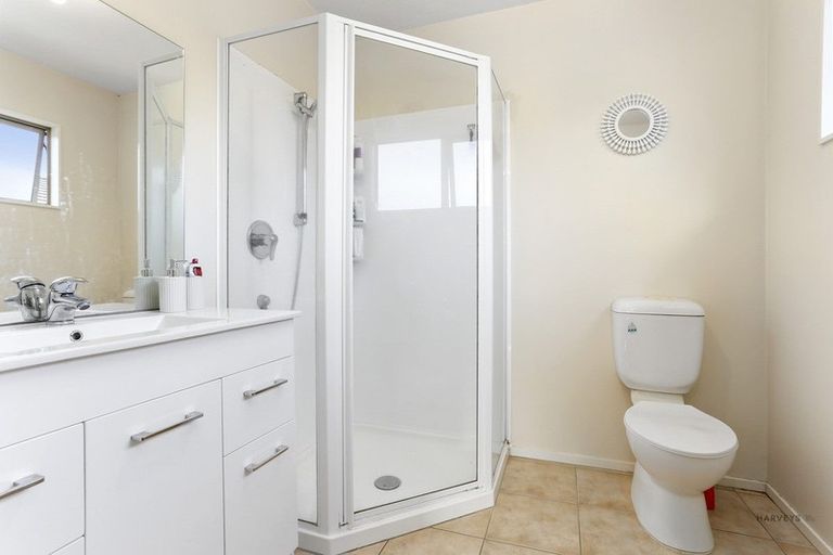 Photo of property in 14 Berkshire Terrace, Massey, Auckland, 0614