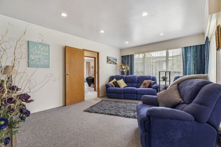 Photo of property in 8 Allington Road, Massey, Auckland, 0614