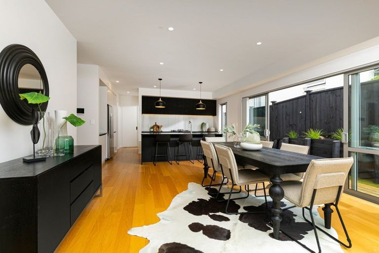 Photo of property in 144 East Coast Road, Forrest Hill, Auckland, 0620