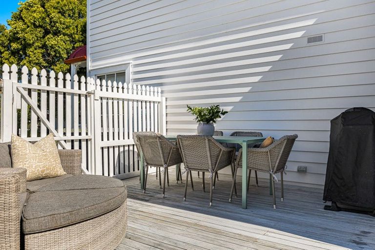 Photo of property in 4/14-26 Beach Road, Northcote Point, Auckland, 0627