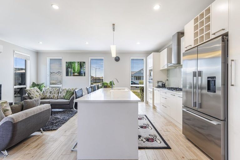 Photo of property in 17 Larmer Drive, Kumeu, 0810