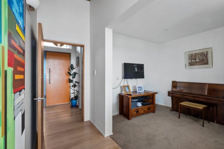 Photo of property in 33 Marama Crescent, Mount Pleasant, Christchurch, 8081